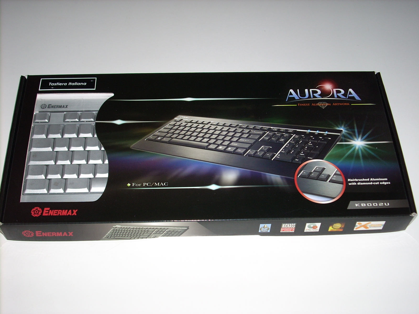 Risorsa grafica - foto, screenshot o immagine in genere - relativa ai contenuti pubblicati da hwsetup.it | Nome immagine: enermax_aurora_confezione_1.jpg