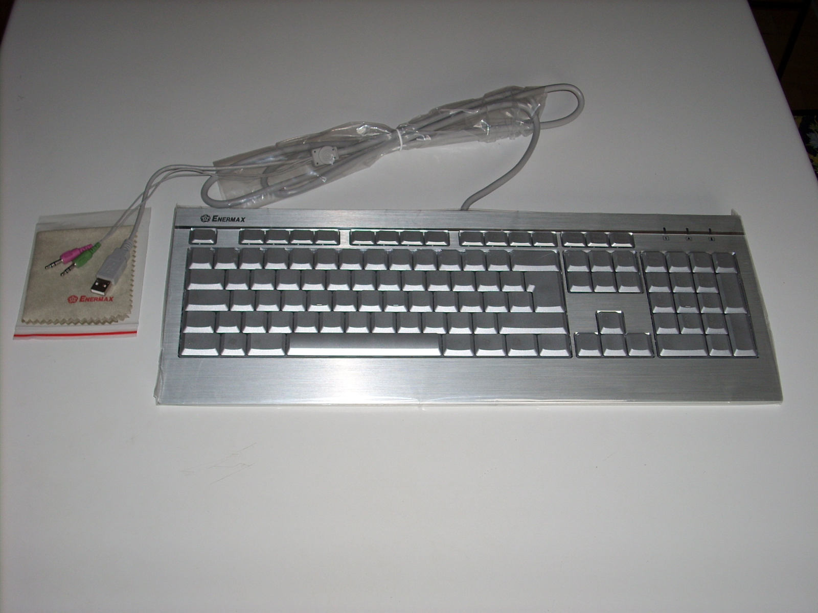 Risorsa grafica - foto, screenshot o immagine in genere - relativa ai contenuti pubblicati da hwsetup.it | Nome immagine: enermax_aurora_contenuto.jpg