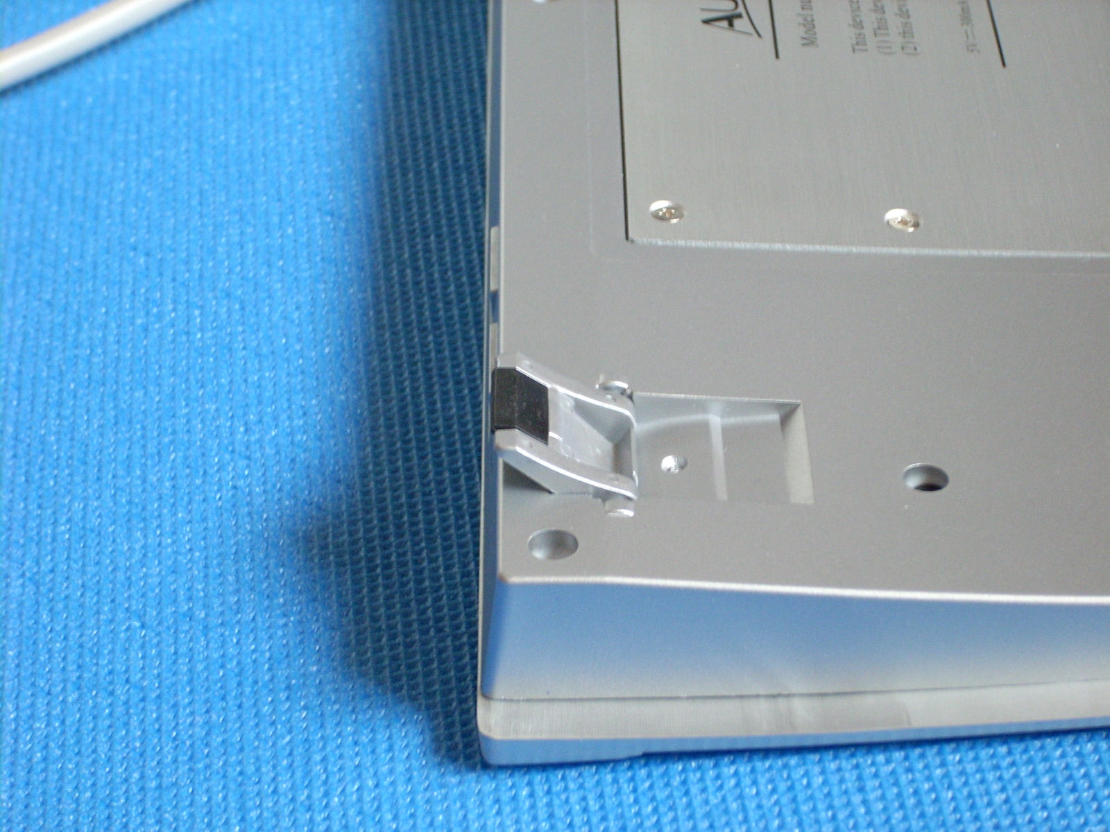 Risorsa grafica - foto, screenshot o immagine in genere - relativa ai contenuti pubblicati da hwsetup.it | Nome immagine: enermax_aurora_piedino_aperto.jpg