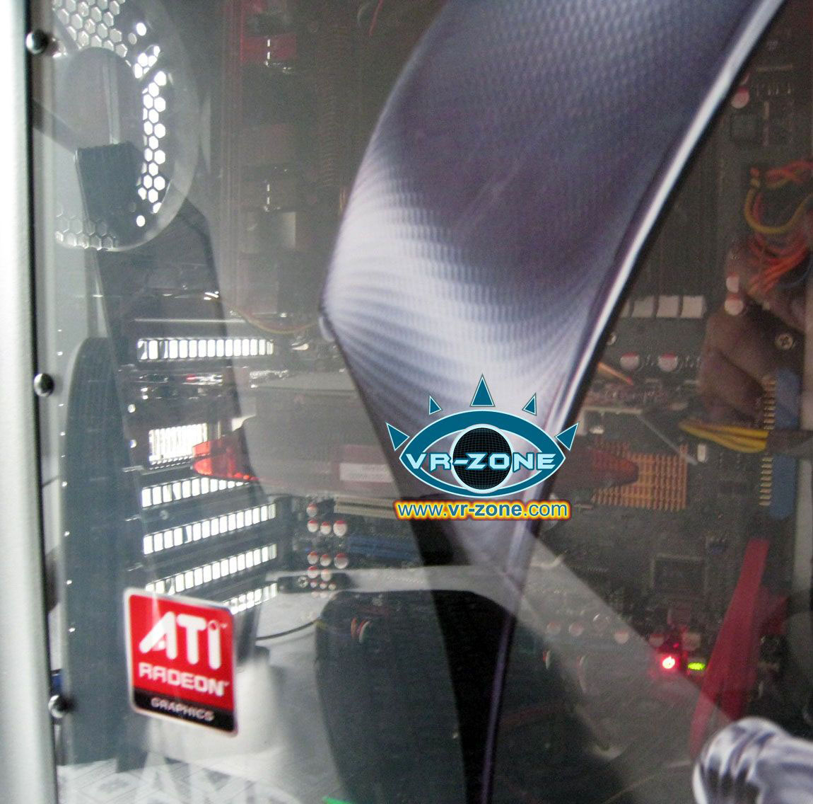 Media asset in full size related to 3dfxzone.it news item entitled as follows: Prima foto di una video card con una gpu ATI DirectX 11 Ready | Image Name: news10607_1.jpg
