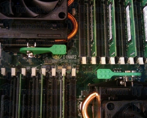 Immagine pubblicata in relazione al seguente contenuto: Foto della mobo Dinar2 per le cpu AMD Magny-Cours a 12 core | Nome immagine: news11403_1.jpg