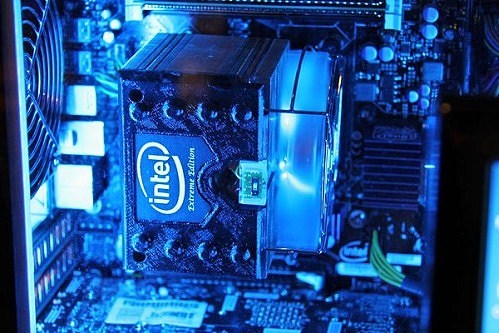 Immagine pubblicata in relazione al seguente contenuto: Sono a ventola verticale i cooler delle cpu a 6-core Intel Gulftown | Nome immagine: news11551_2.jpg