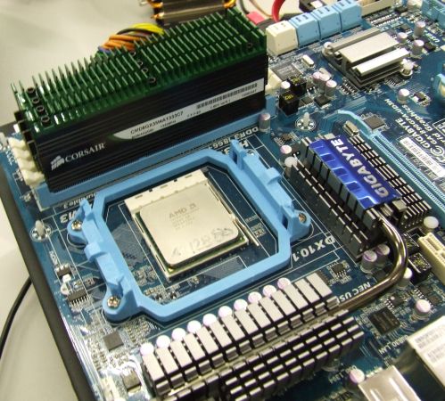 Immagine pubblicata in relazione al seguente contenuto: Le foto di un processore AMD Phenom II X6 Thuban a sei core | Nome immagine: news12659_4.jpg
