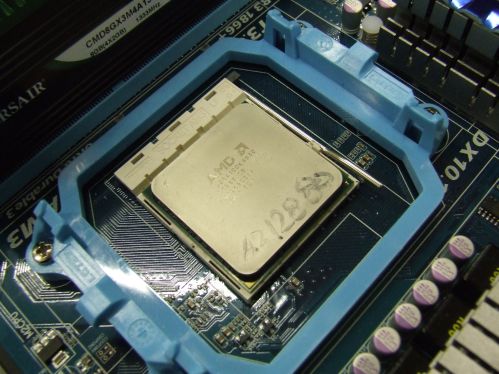 Immagine pubblicata in relazione al seguente contenuto: Le foto di un processore AMD Phenom II X6 Thuban a sei core | Nome immagine: news12659_5.jpg