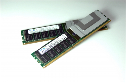 Media asset in full size related to 3dfxzone.it news item entitled as follows: Samsung realizza moduli LRDIMM di DDR3 per server da 32GB | Image Name: news13423_1.jpg