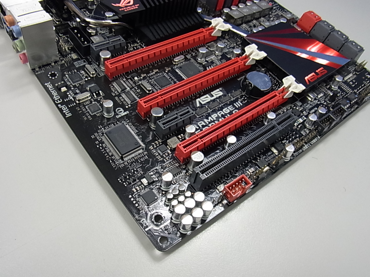 Immagine pubblicata in relazione al seguente contenuto: ASUS ROG Rampage III Formula: prime foto e specifiche | Nome immagine: news13638_3.jpg