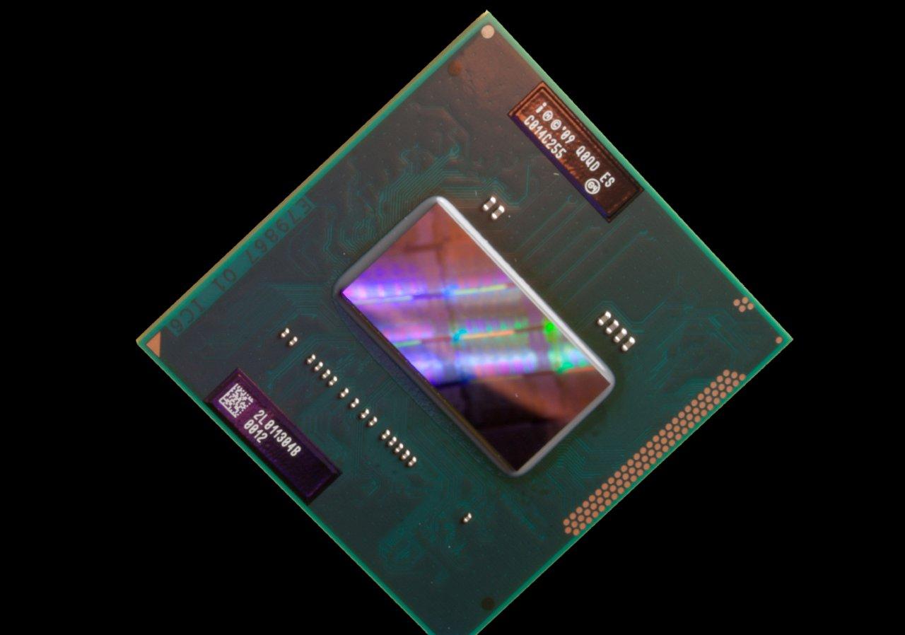 Immagine pubblicata in relazione al seguente contenuto: Foto del core della cpu Intel Sandy Bridge privata dell'IHS | Nome immagine: news13857_1.jpg