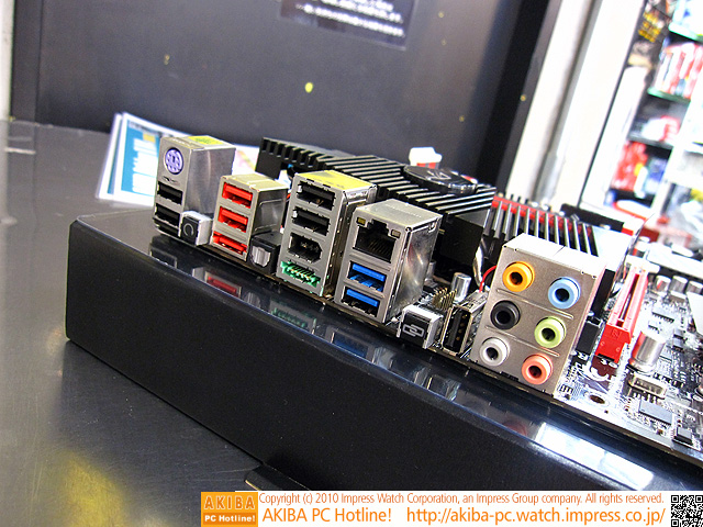 Immagine pubblicata in relazione al seguente contenuto: La motherboard ASUS Crosshair IV Extreme arriva sul mercato | Nome immagine: news13985_2.jpg