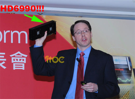 Immagine pubblicata in relazione al seguente contenuto: Matt Skynner mostra la video card dual-gpu Radeon HD 6990 | Nome immagine: news14540_1.jpg