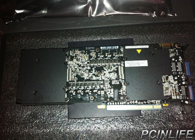 Immagine pubblicata in relazione al seguente contenuto: Prime foto della video card dual-gpu GeForce GTX 590 di ASUS | Nome immagine: news14855_3.jpg