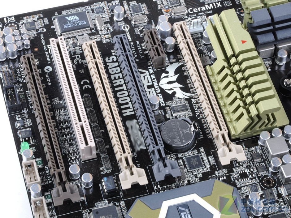 Immagine pubblicata in relazione al seguente contenuto: Foto e specifiche della motherboard ASUS Sabertooth 990FX | Nome immagine: news15124_3.jpg