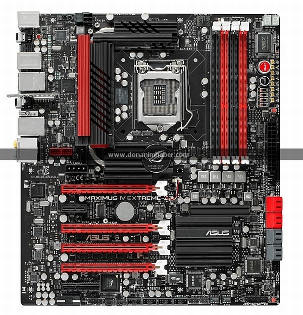 Immagine pubblicata in relazione al seguente contenuto: Foto della mobo ROG Maximus IV Extreme-Z per Sandy Bridge | Nome immagine: news15176_1.jpg