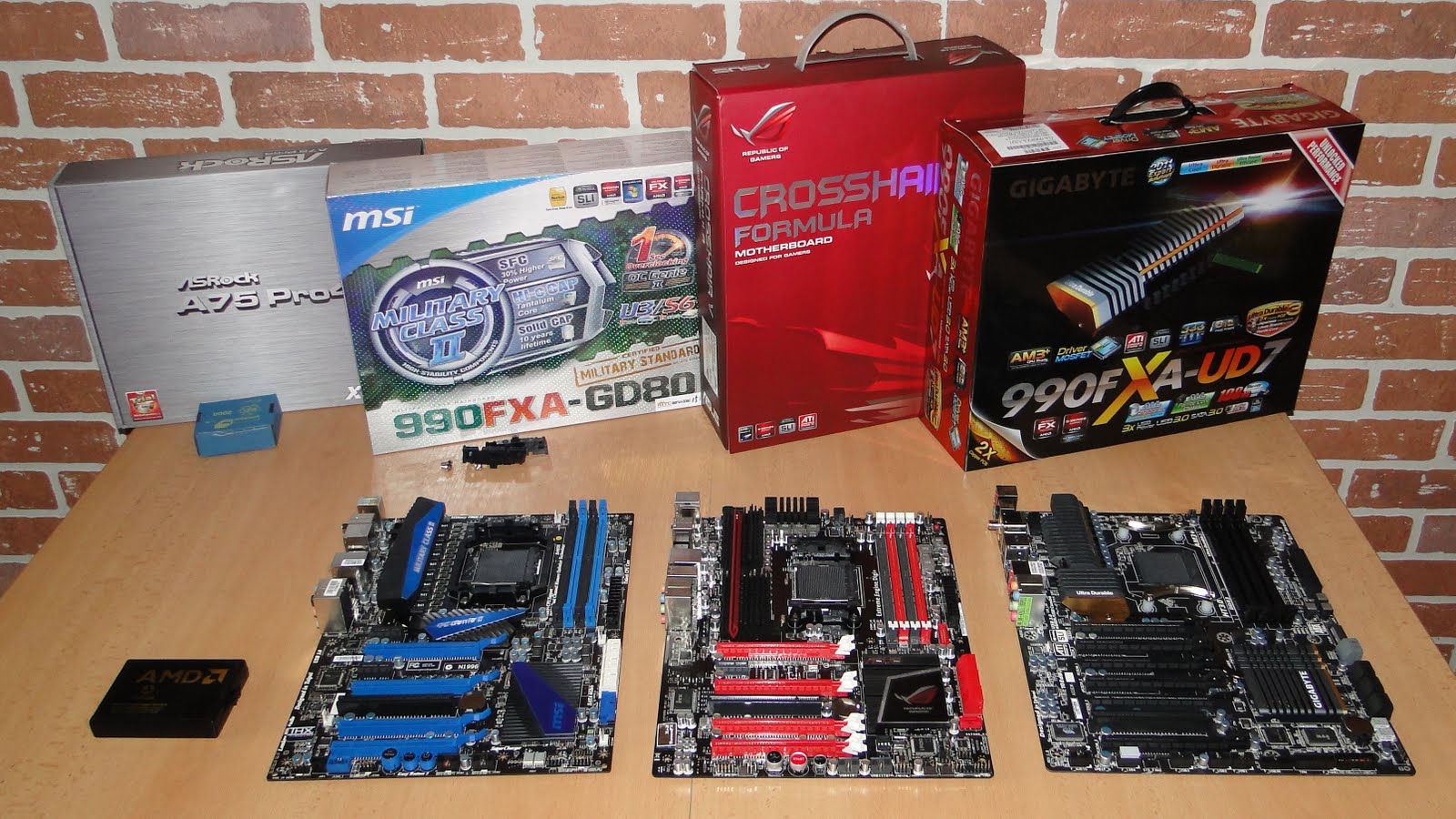 Immagine pubblicata in relazione al seguente contenuto: Foto e benchmark della cpu a 8 core Bulldozer di AMD | Nome immagine: news15282_3.jpg