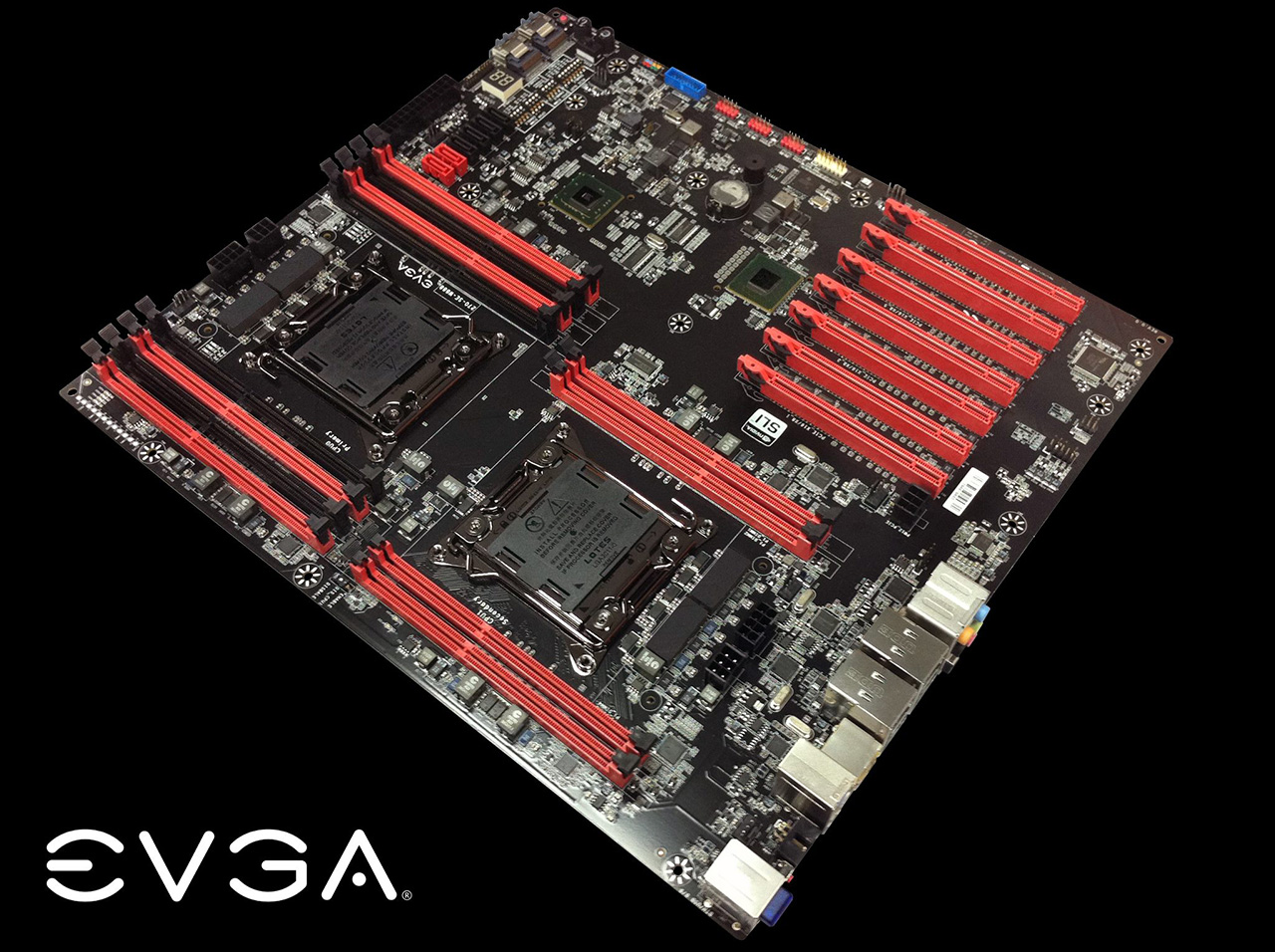 Immagine pubblicata in relazione al seguente contenuto: Foto della motherboard dual-socket Super Record 3 di EVGA | Nome immagine: news15902_1.jpg