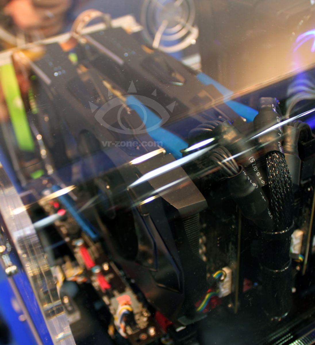 Immagine pubblicata in relazione al seguente contenuto: Sapphire mostra una card Radeon HD 7970 con 6GB di G-DDR5 | Nome immagine: news16767_1.jpg