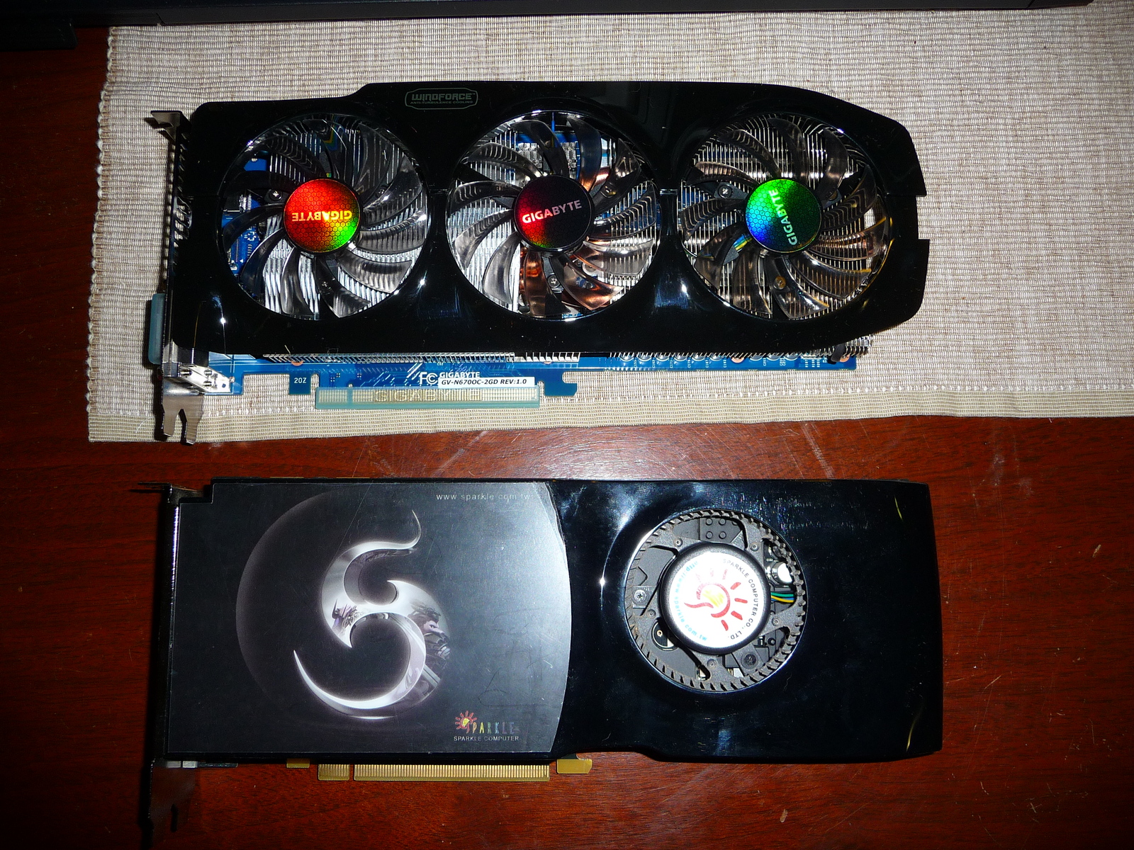 Immagine pubblicata in relazione al seguente contenuto: Foto della video card GIGABYTE GeForce GTX 670 WindForce OC | Nome immagine: news17174_1.jpg