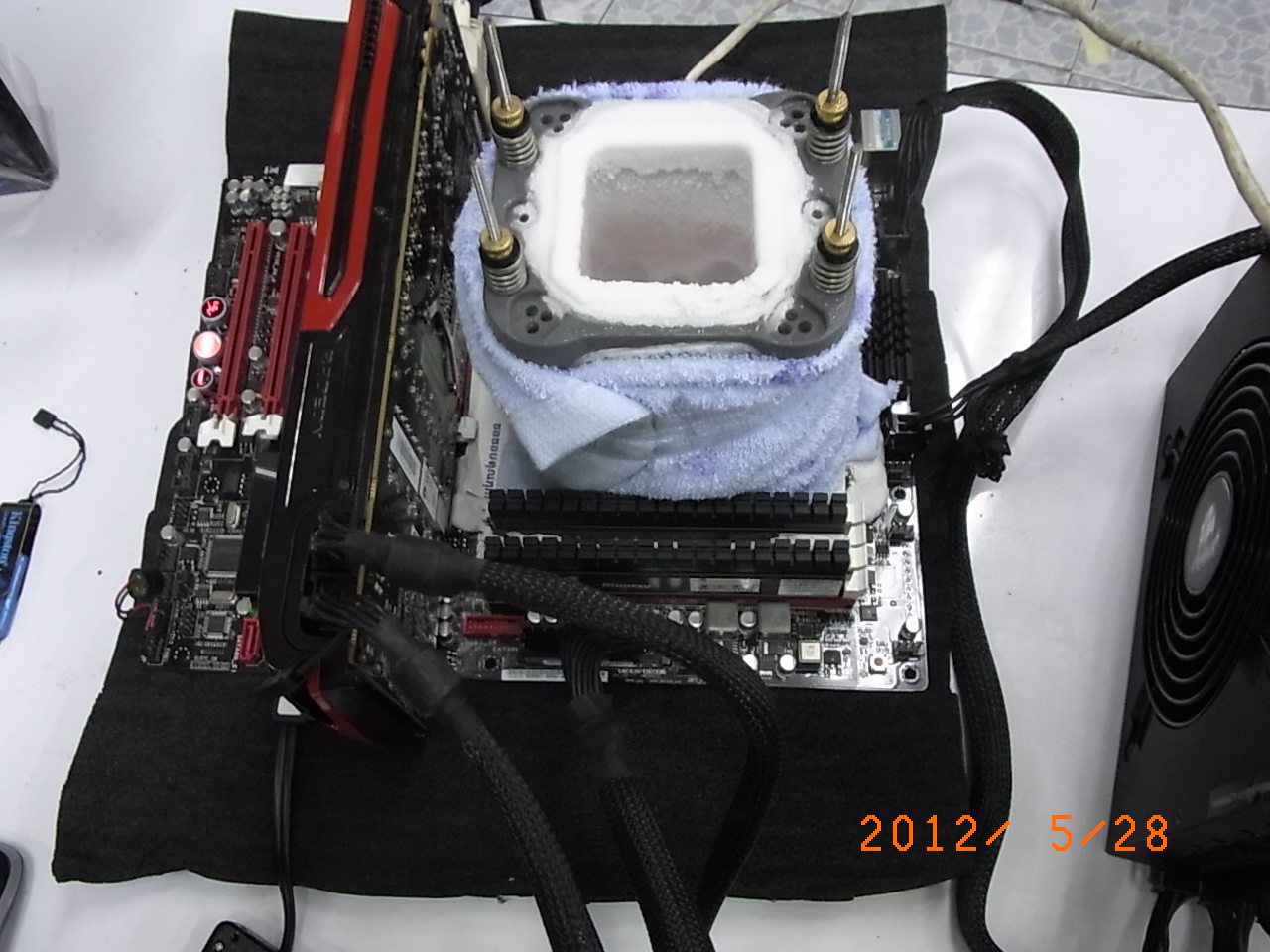 Immagine pubblicata in relazione al seguente contenuto: Extreme Overclocking: la cpu AMD FX-8150 Zambezi a 8805MHz | Nome immagine: news17344_3.jpg