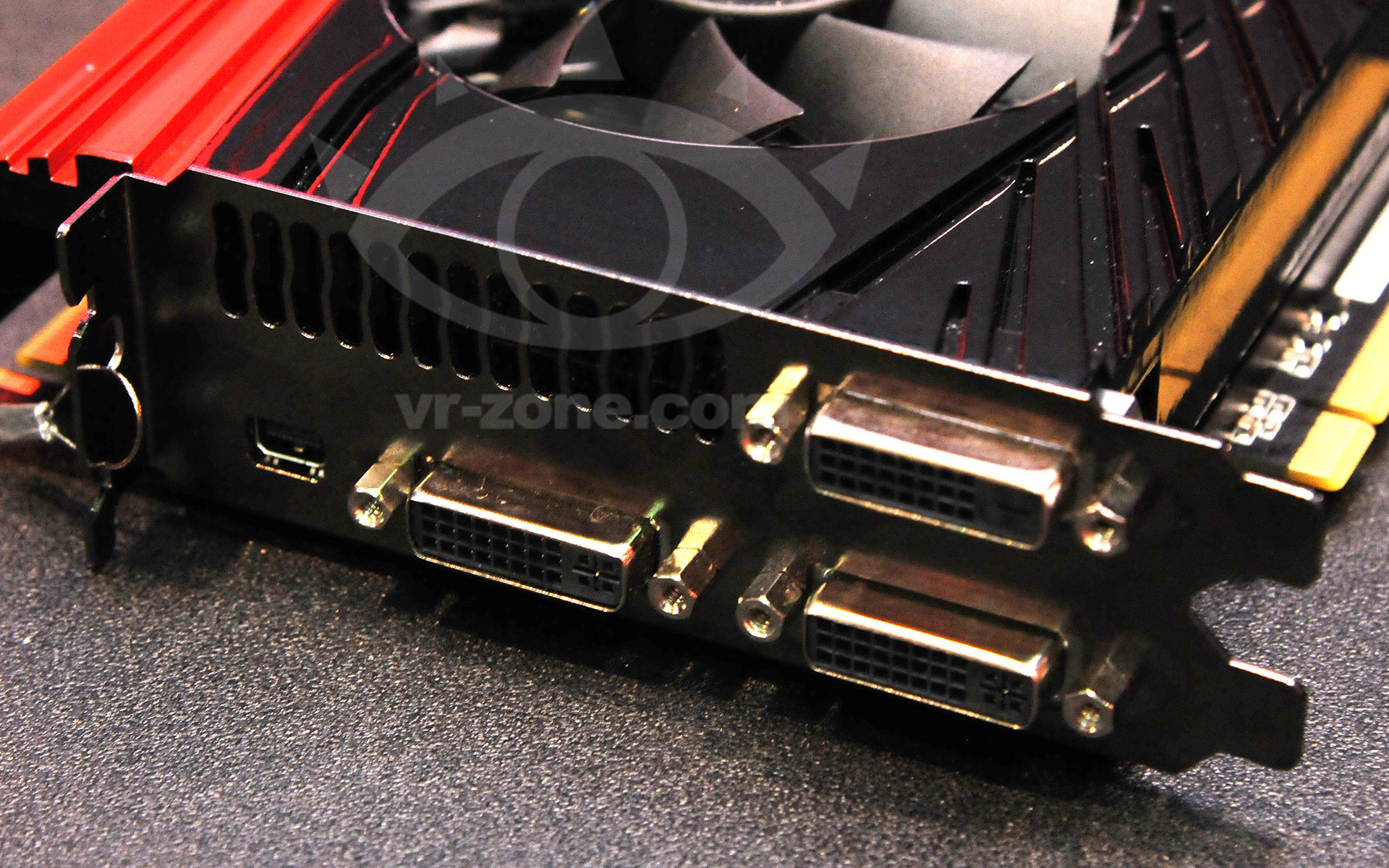 Immagine pubblicata in relazione al seguente contenuto: ASUS esibisce la video card dual-gpu ROG MARS III Dual GTX 680 | Nome immagine: news17386_3.jpg