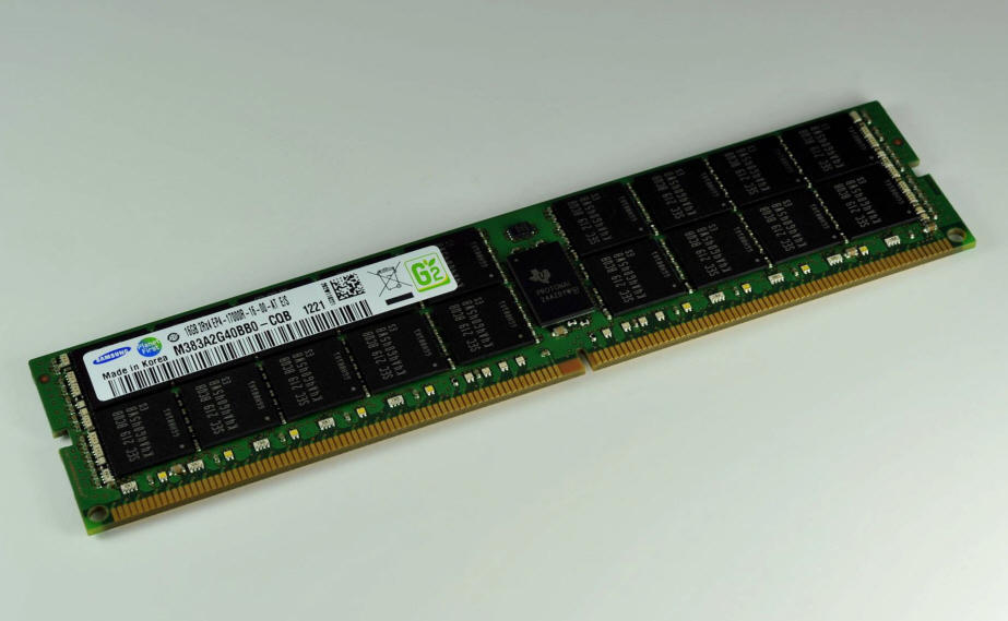 Immagine pubblicata in relazione al seguente contenuto: Samsung invia ai produttori di cpu i primi moduli DDR4 da 16GB | Nome immagine: news17550_1.jpg