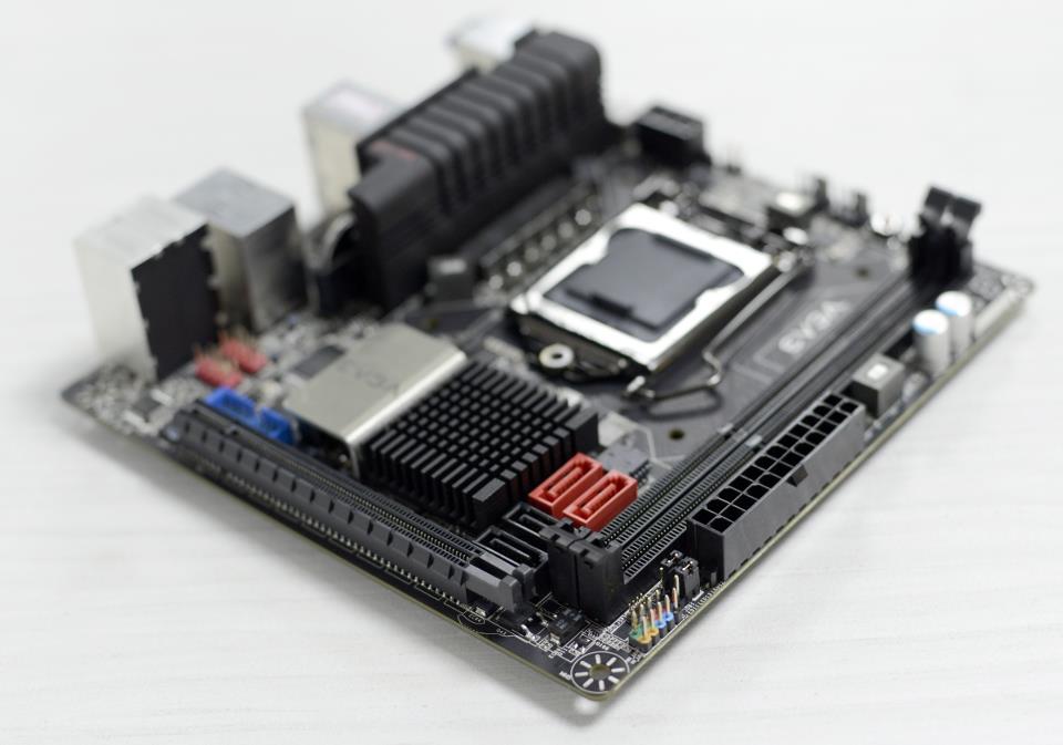 Immagine pubblicata in relazione al seguente contenuto: Foto della motherboard EVGA Z77  ITX in formato mini-ITX | Nome immagine: news17652_1.jpg