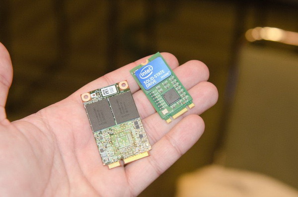 Immagine pubblicata in relazione al seguente contenuto: Foto di un drive a stato solido NGFF della linea Intel SSD 530 | Nome immagine: news18675_Intel-SSD-530_1.jpg
