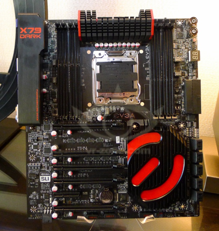 Immagine pubblicata in relazione al seguente contenuto: EVGA svela la motherboard X79 Dark per processori LGA-2011 | Nome immagine: news18706_EVGA-X79-Dark-Motherboard_1.jpg