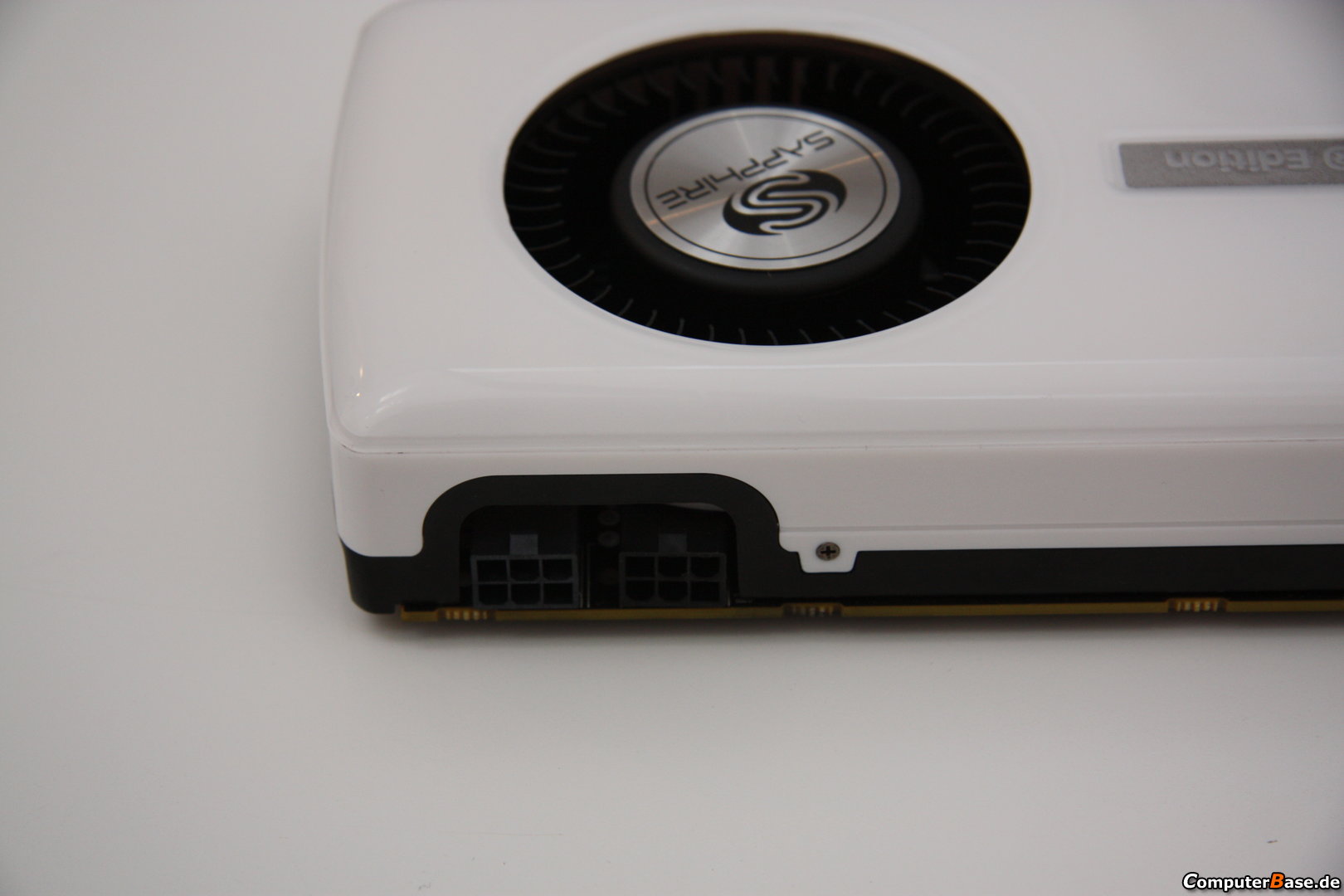 Immagine pubblicata in relazione al seguente contenuto: Sapphire mostra una costosa card Radeon HD 7950 Mac Edition | Nome immagine: news19099_Sapphire-Radeon-HD-7950-Mac-Edition_4.jpg