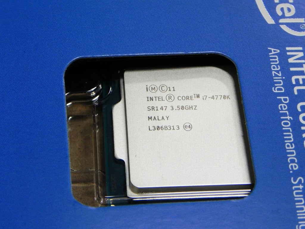 Media asset in full size related to 3dfxzone.it news item entitled as follows: Intel, foto della confezione retail della cpu Core i7-4770K Haswell | Image Name: news19616_foto-Intel-Core-i7-4770K-Haswell-Retail-package_2.jpg