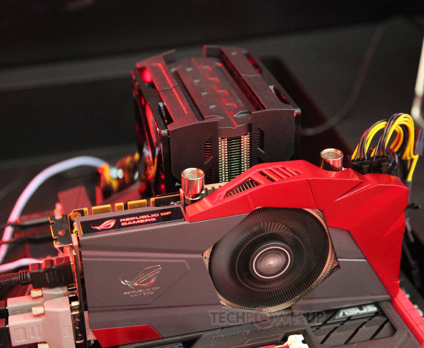 Immagine pubblicata in relazione al seguente contenuto: Computex 2013: ASUS mostra la card ROG GTX 770 Poseidon | Nome immagine: news19633_ASUS-Republic-of-Gamers-GTX-770-Poseidon_1.jpg