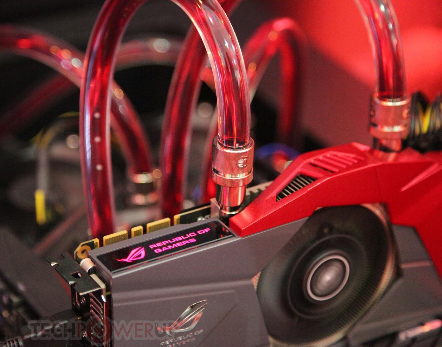 Immagine pubblicata in relazione al seguente contenuto: Computex 2013: ASUS mostra la card ROG GTX 770 Poseidon | Nome immagine: news19633_ASUS-Republic-of-Gamers-GTX-770-Poseidon_2.jpg