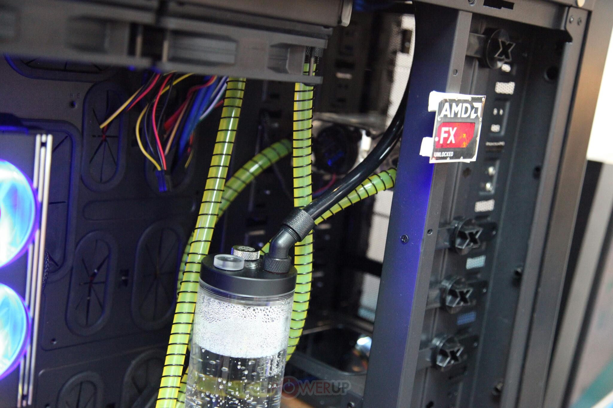 Immagine pubblicata in relazione al seguente contenuto: Sapphire mostra la card non reference Radeon HD 7990 Atomic | Nome immagine: news19647_Sapphire-Radeon-HD-7990-Atomic_2.jpg