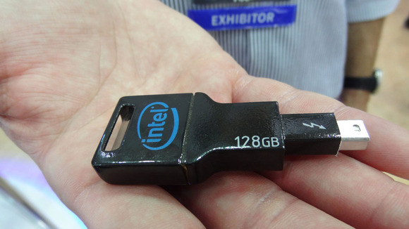 Media asset in full size related to 3dfxzone.it news item entitled as follows: Intel mostra un drive stick con interfaccia Thunderbolt e SSD Sandisk | Image Name: news19668_Intel-Thunderbolt-drive-thumb_1.jpg