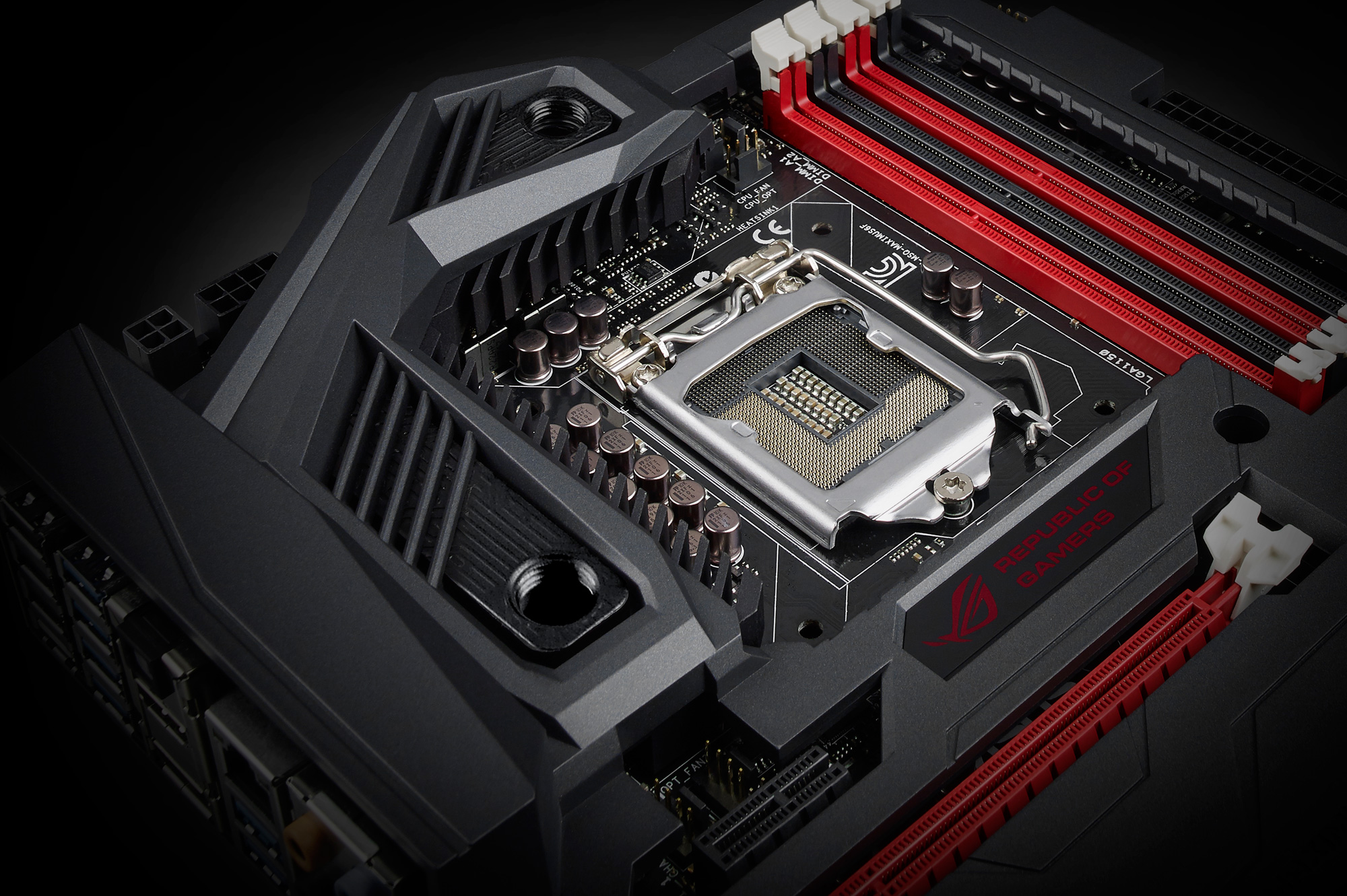 Immagine pubblicata in relazione al seguente contenuto: ASUS lancia la gaming motherboard ROG Maximus VI Formula | Nome immagine: news19897_ASUS-ROG-Maximus-VI-Formula_3.jpg