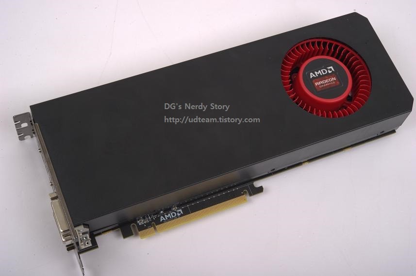 Immagine pubblicata in relazione al seguente contenuto: Foto e benchmark della video card flag-ship AMD Radeon R9 290X | Nome immagine: news20146_AMD-Radeon-R9-290X_1.jpg