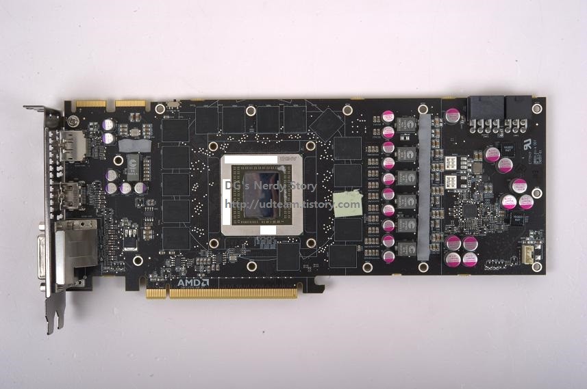 Immagine pubblicata in relazione al seguente contenuto: Foto e benchmark della video card flag-ship AMD Radeon R9 290X | Nome immagine: news20146_AMD-Radeon-R9-290X_2.jpg