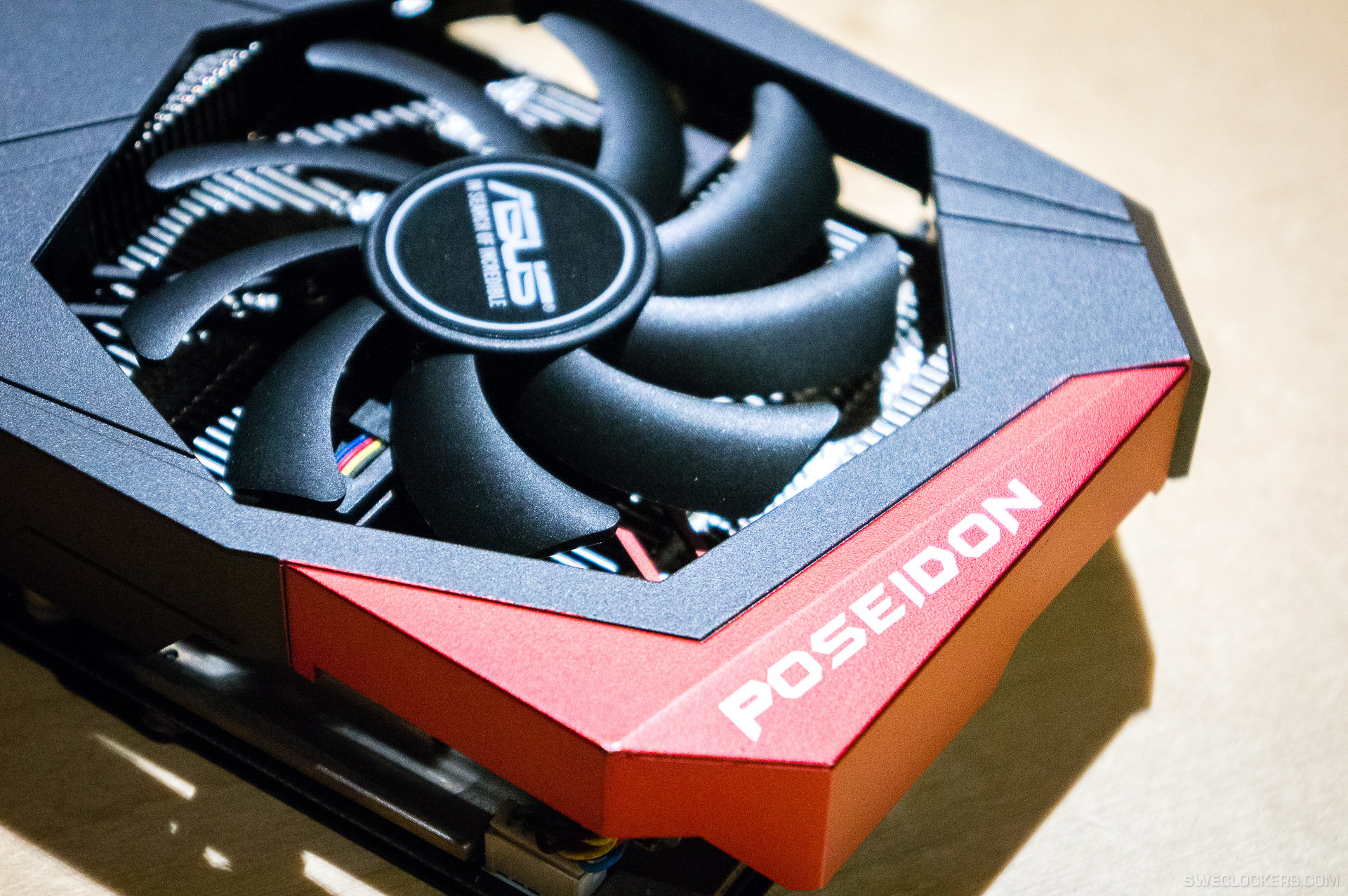 Immagine pubblicata in relazione al seguente contenuto: Fotogallery della card high-end ROG GTX 780 Poseidon di ASUS | Nome immagine: news20418_ASUS-ROG-GTX-780-Poseidon_4.jpg