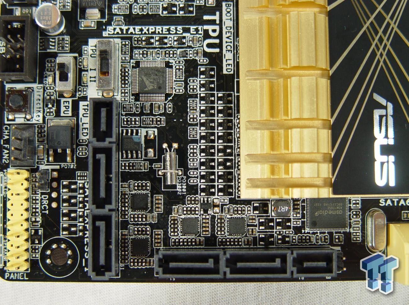 Media asset in full size related to 3dfxzone.it news item entitled as follows: Preview della motherboard Z87-Deluxe/SATA-Express di ASUS | Image Name: news20519_ASUS-Z87-Deluxe-SATA-Express_2.jpg