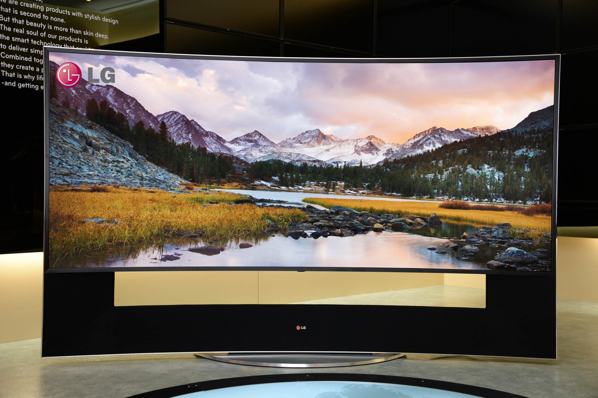 Immagine pubblicata in relazione al seguente contenuto: LG presenta in anteprima l'Ultra HD TV a schermo curvo 105UC9 | Nome immagine: news20541_LG-105UC9_1.jpg
