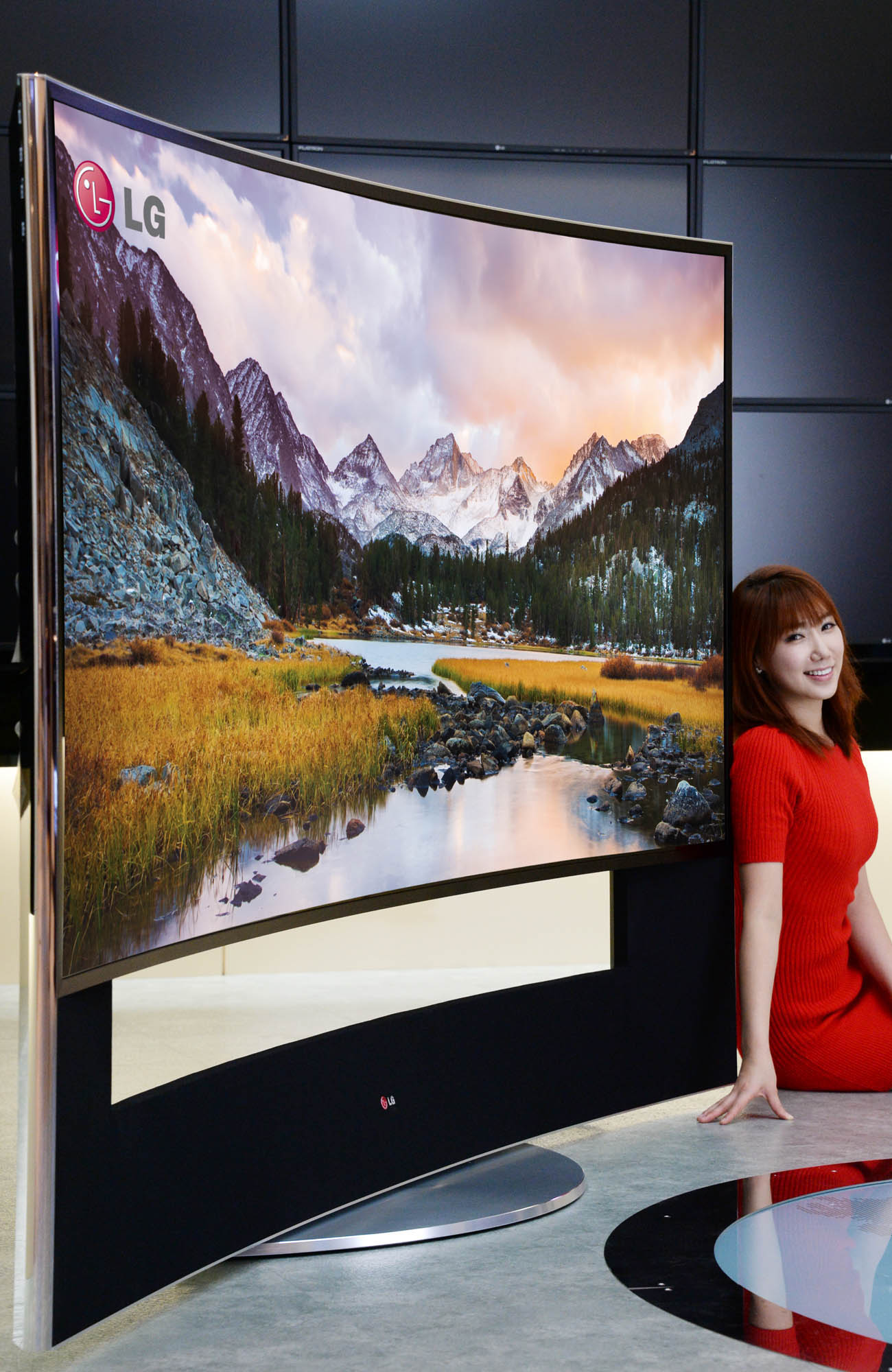 Immagine pubblicata in relazione al seguente contenuto: LG presenta in anteprima l'Ultra HD TV a schermo curvo 105UC9 | Nome immagine: news20541_LG-105UC9_2.jpg