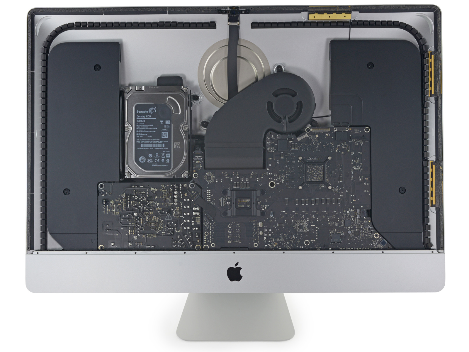 Immagine pubblicata in relazione al seguente contenuto: Le foto di un iMac di Apple con display Retina 5K disassemblato | Nome immagine: news21797_iMac-Intel-27-inch_Retina-5K_1.jpg