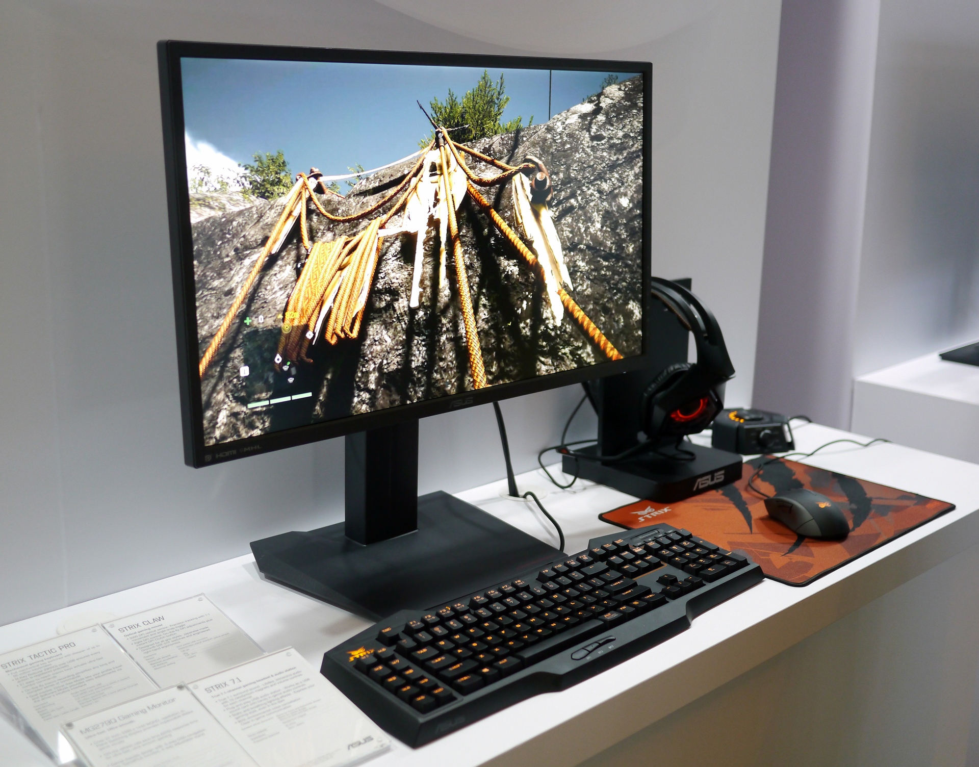 Immagine pubblicata in relazione al seguente contenuto: ASUS presenta il monitor MG279Q per il gaming in WQHD a 120+Hz | Nome immagine: news22080_ASUS-MG279Q_1.jpg