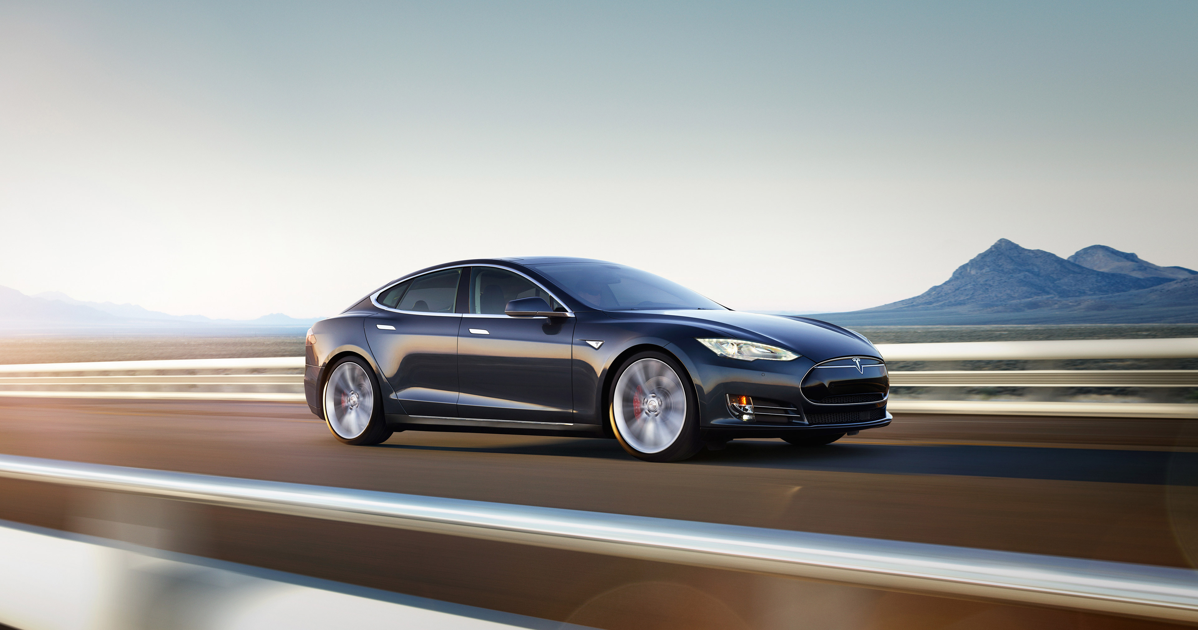 Immagine pubblicata in relazione al seguente contenuto: Apple ha in corso un progetto per la realizzazione di un'auto elettrica | Nome immagine: news22224_Tesla-Dual-Motor-S_1.jpg