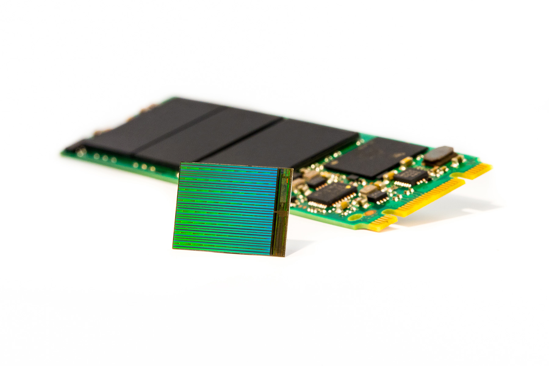 Immagine pubblicata in relazione al seguente contenuto: Intel e Micron promettono SSD meno costosi con i chip 3D NAND | Nome immagine: news22397_Intel-Micron-3D-DIE-M2-SSD_1.jpg