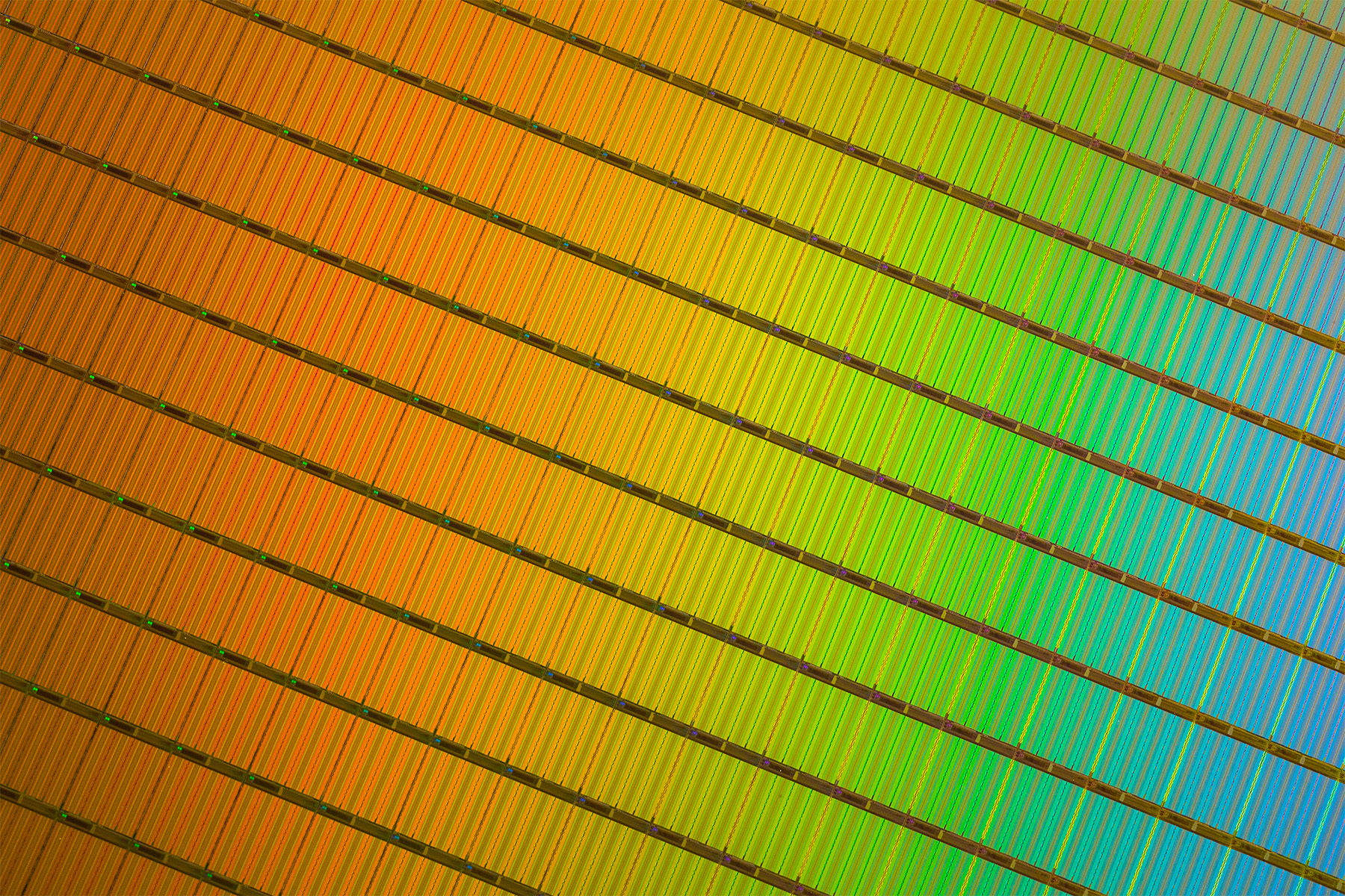 Immagine pubblicata in relazione al seguente contenuto: Intel e Micron promettono SSD meno costosi con i chip 3D NAND | Nome immagine: news22397_Intel-Micron-3D-NAND-Wafer-Close-Up_1.jpg