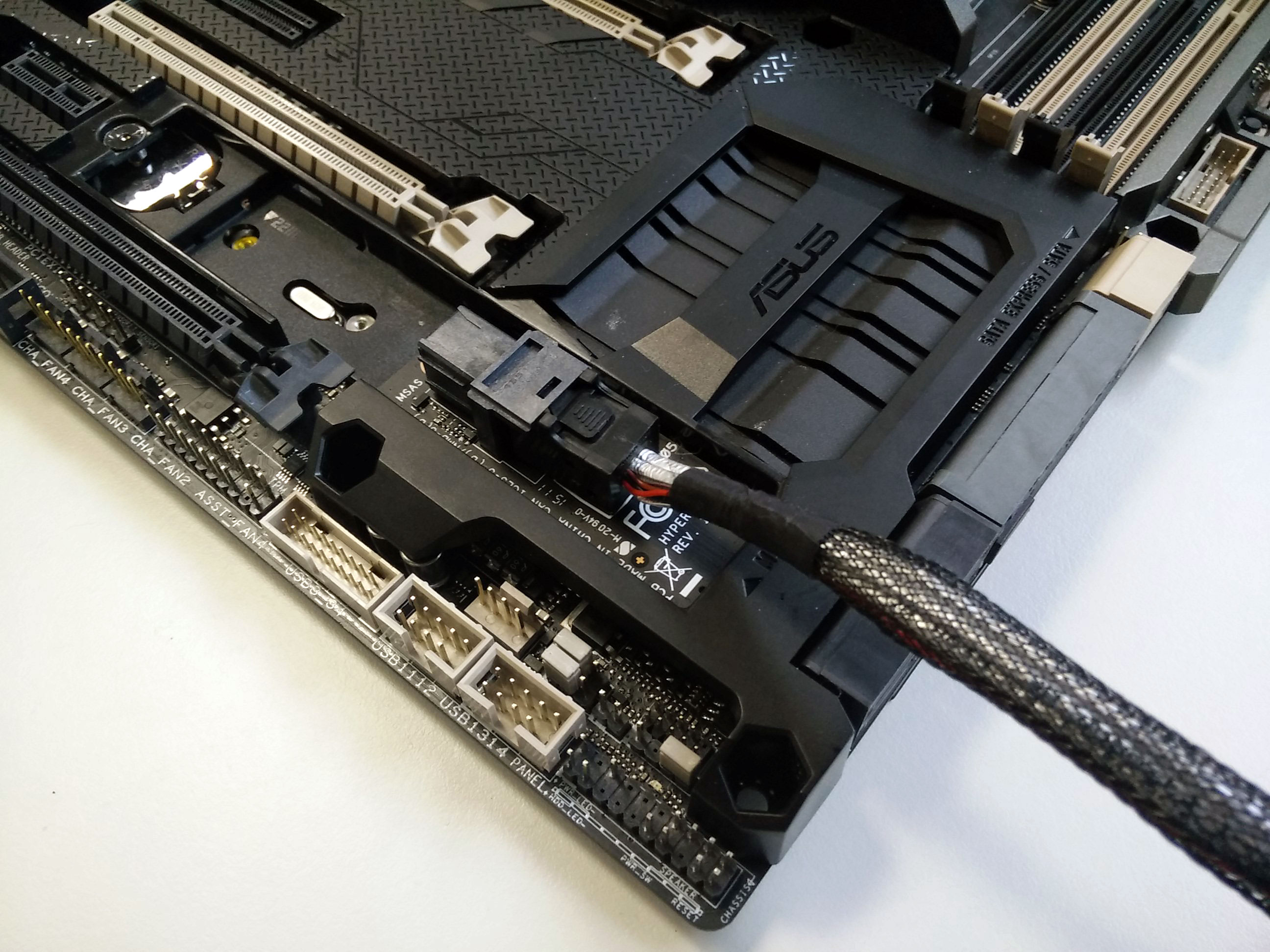 Immagine pubblicata in relazione al seguente contenuto: ASUS lancia l'adapter Hyper Kit per i nuovi SSD 750 NVMe di Intel | Nome immagine: news22423_ASUS-Hyper-Kit_3.jpg