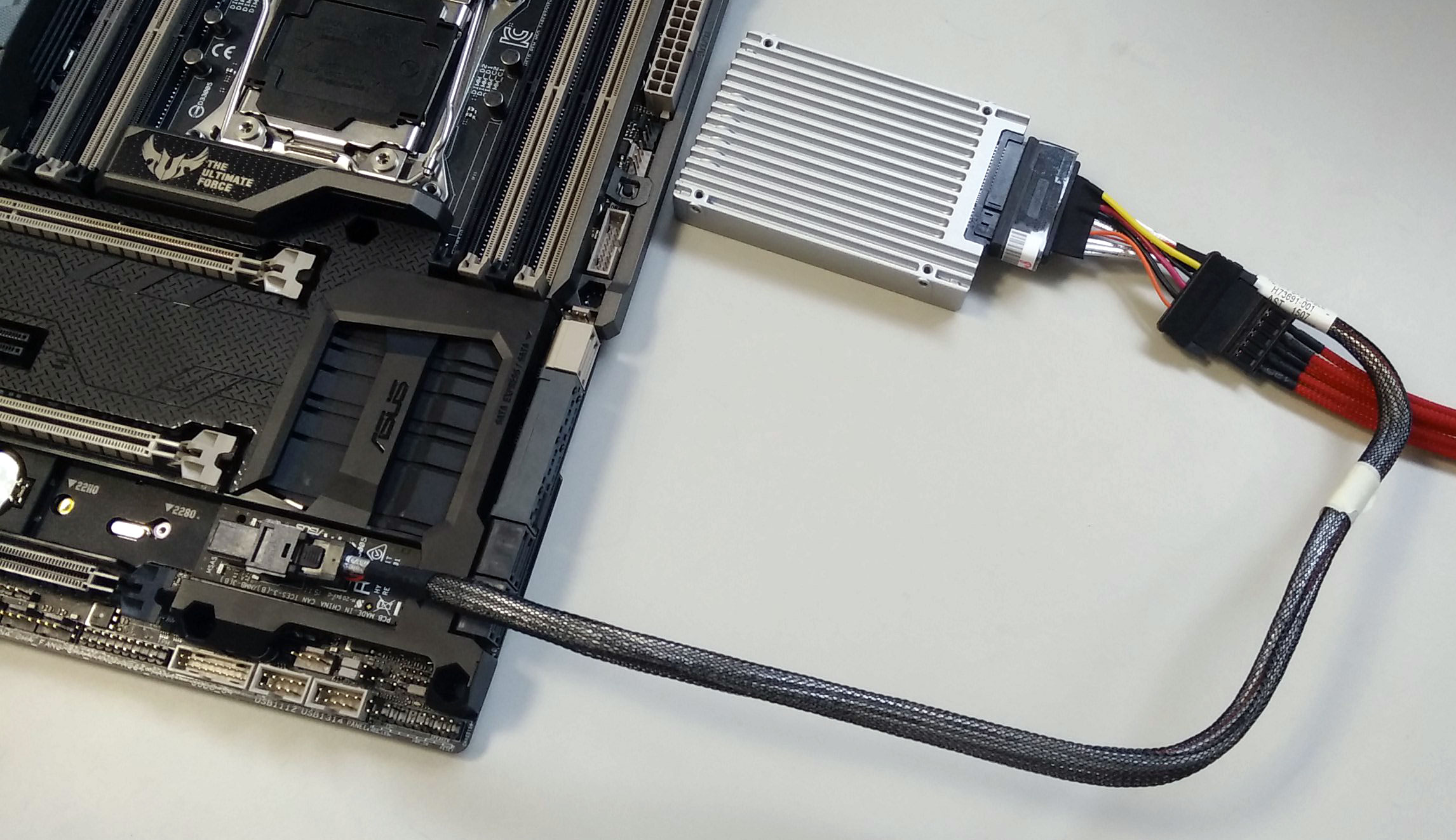 Immagine pubblicata in relazione al seguente contenuto: ASUS lancia l'adapter Hyper Kit per i nuovi SSD 750 NVMe di Intel | Nome immagine: news22423_ASUS-Hyper-Kit_4.jpg