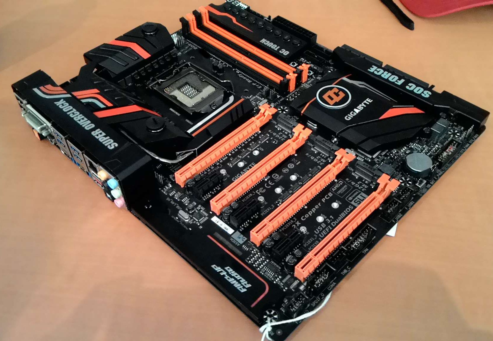 Immagine pubblicata in relazione al seguente contenuto: Skylake & Overclocking: foto della motherboard GIGABYTE Z170 SOC Force | Nome immagine: news22899_GIGABYTE-Z170-SOC-Force_1.jpg