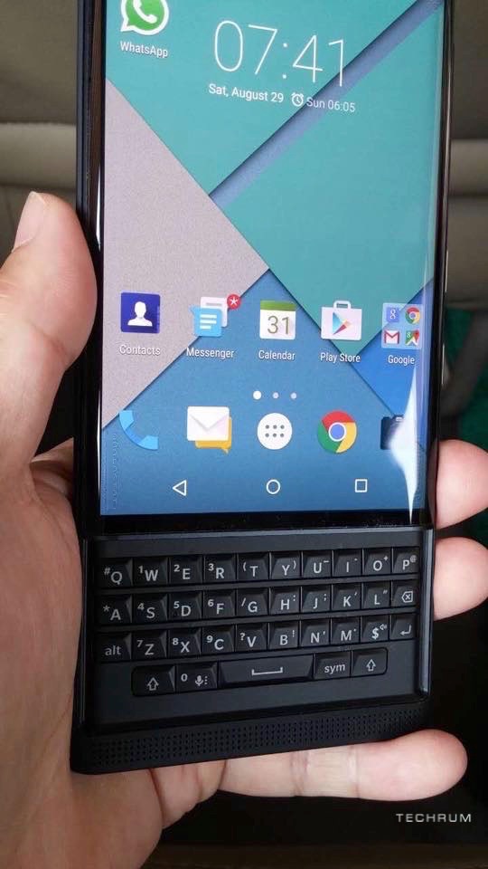 Immagine pubblicata in relazione al seguente contenuto: Foto di Venice, il primo smartphone BlackBerry con OS Google Android | Nome immagine: news23008_BlackBerry-Venice_1.jpg