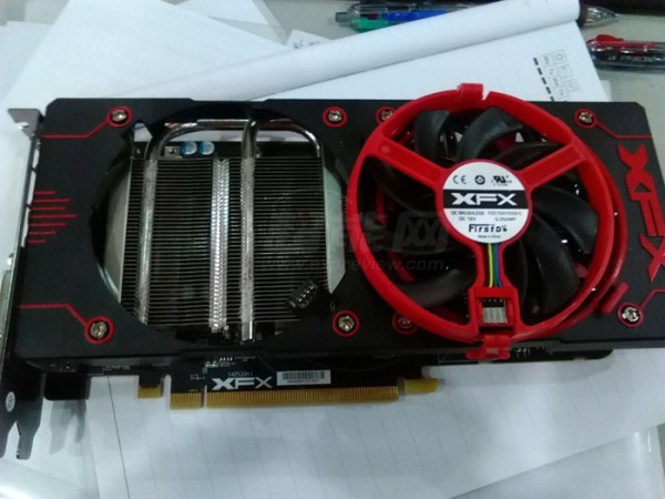 Immagine pubblicata in relazione al seguente contenuto: Prime foto della Radeon R9 380X di XFX con un cooler Double Dissipation | Nome immagine: news23064_AMD-Radeon-380X_2.jpg