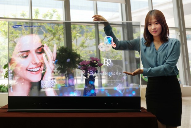 Immagine pubblicata in relazione al seguente contenuto: Samsung Display pronta a produrre in volumi gli schermi OLED trasparenti | Nome immagine: news23466_Samsung-Display-Transparent-OLED_1.jpg